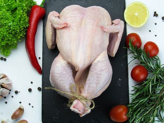 pollo crudo