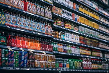 estantería con bebidas en un supermercado