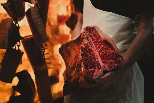 carnicero con un trozo grande de carne